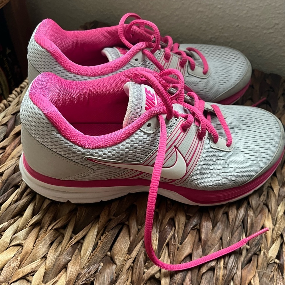 Like New Nike Youth Athletic Shoes in Gray and Pink Size 5.5 EUC Gym